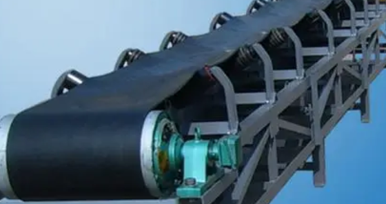 槽型帶式輸送機(jī)有什么優(yōu)點(diǎn)？